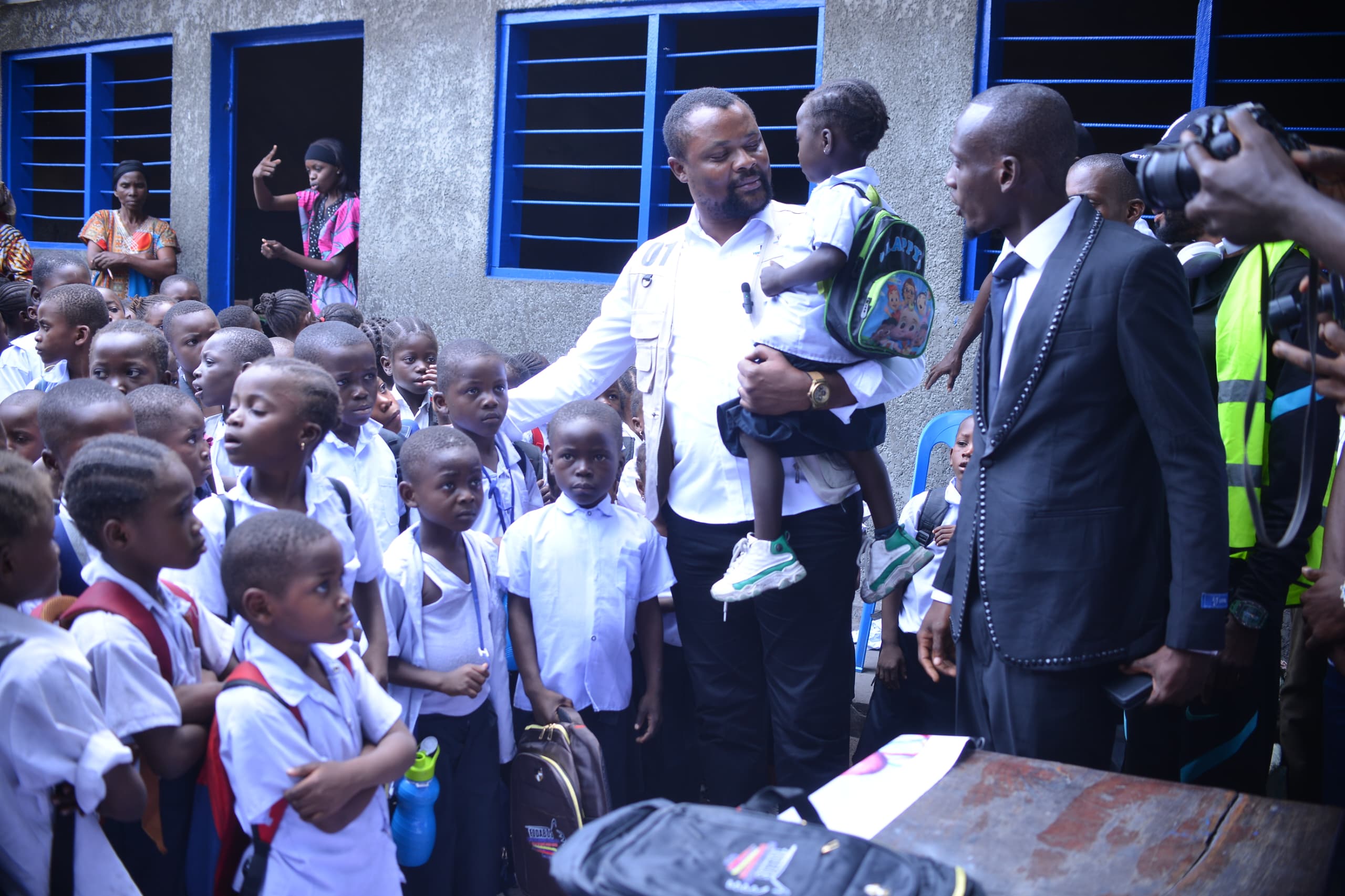 Éducation : La Fondation FODABOS soutient 450 élèves du quartier Mombele