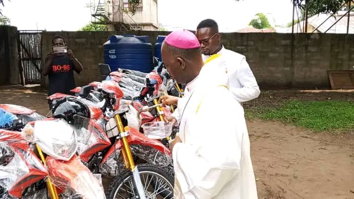 Kwango : le diocèse de Kenge renforce la pastorale de proximité avec un don de 35 motos